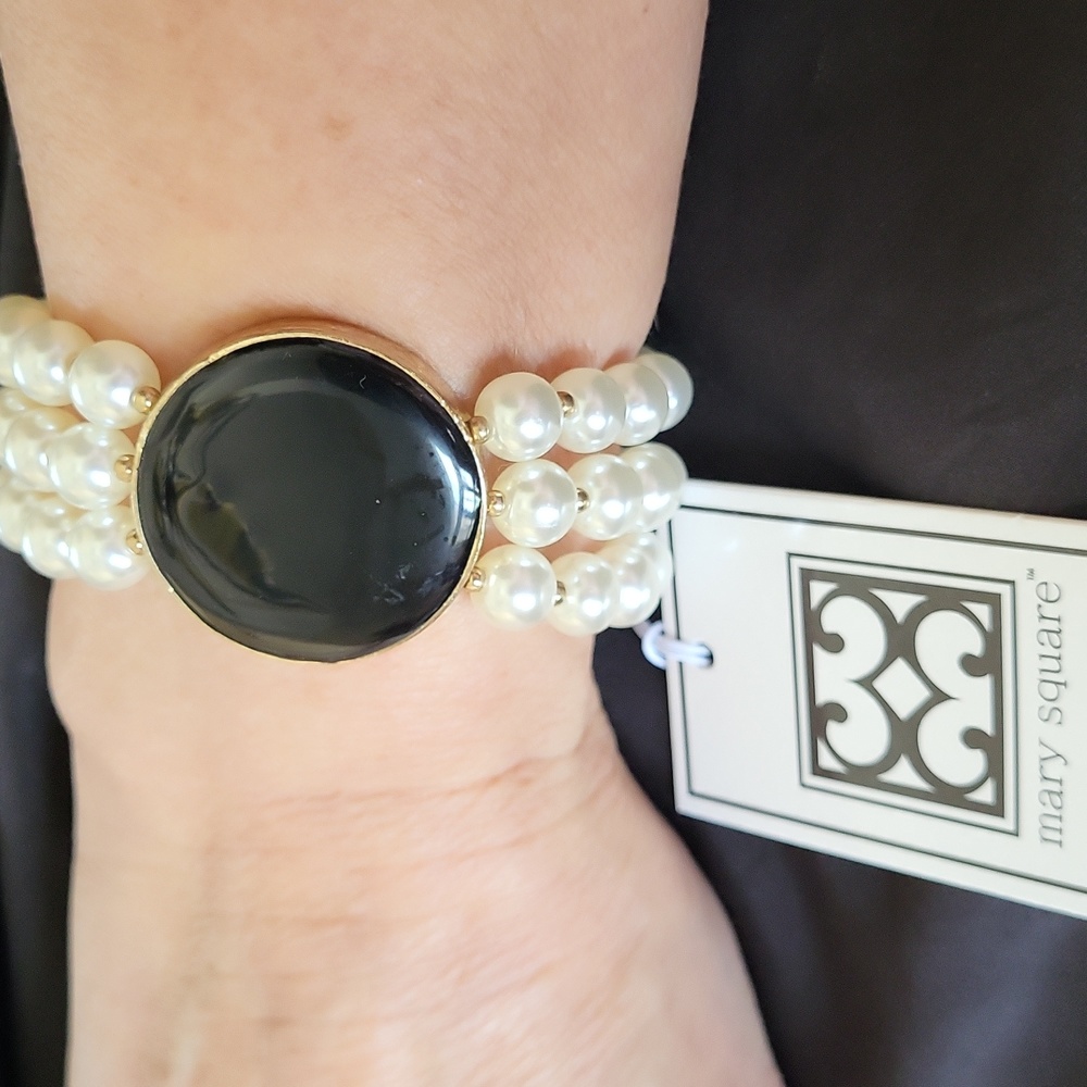Black stone set in goldtone bezel with 3 strand pearl stretch bracelet